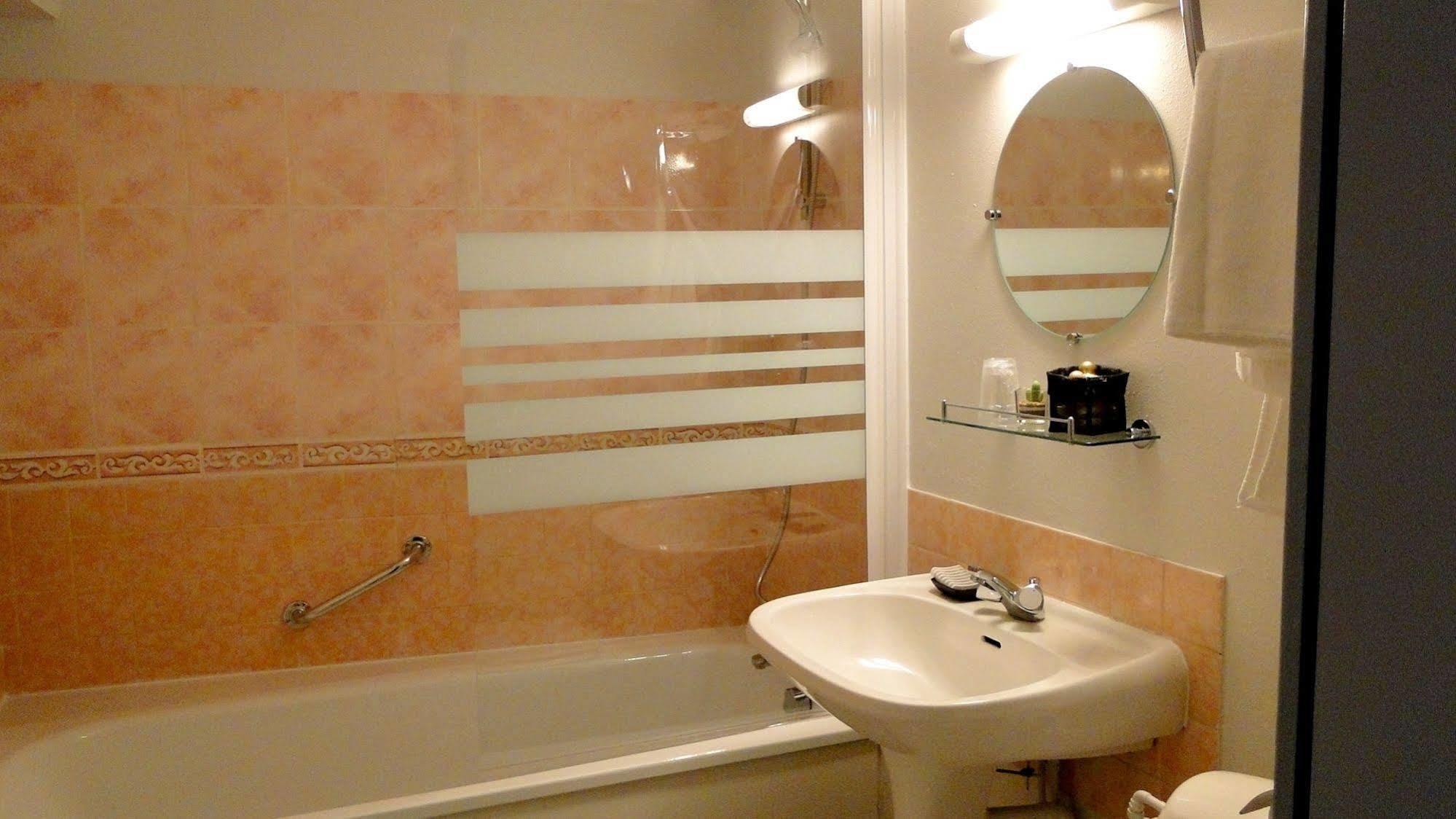 Le Saint Sebastien Hotel Blendecques Екстериор снимка